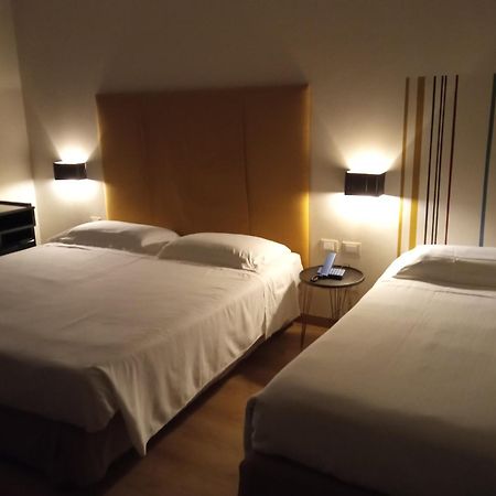 Hotel Touring Ливорно Экстерьер фото